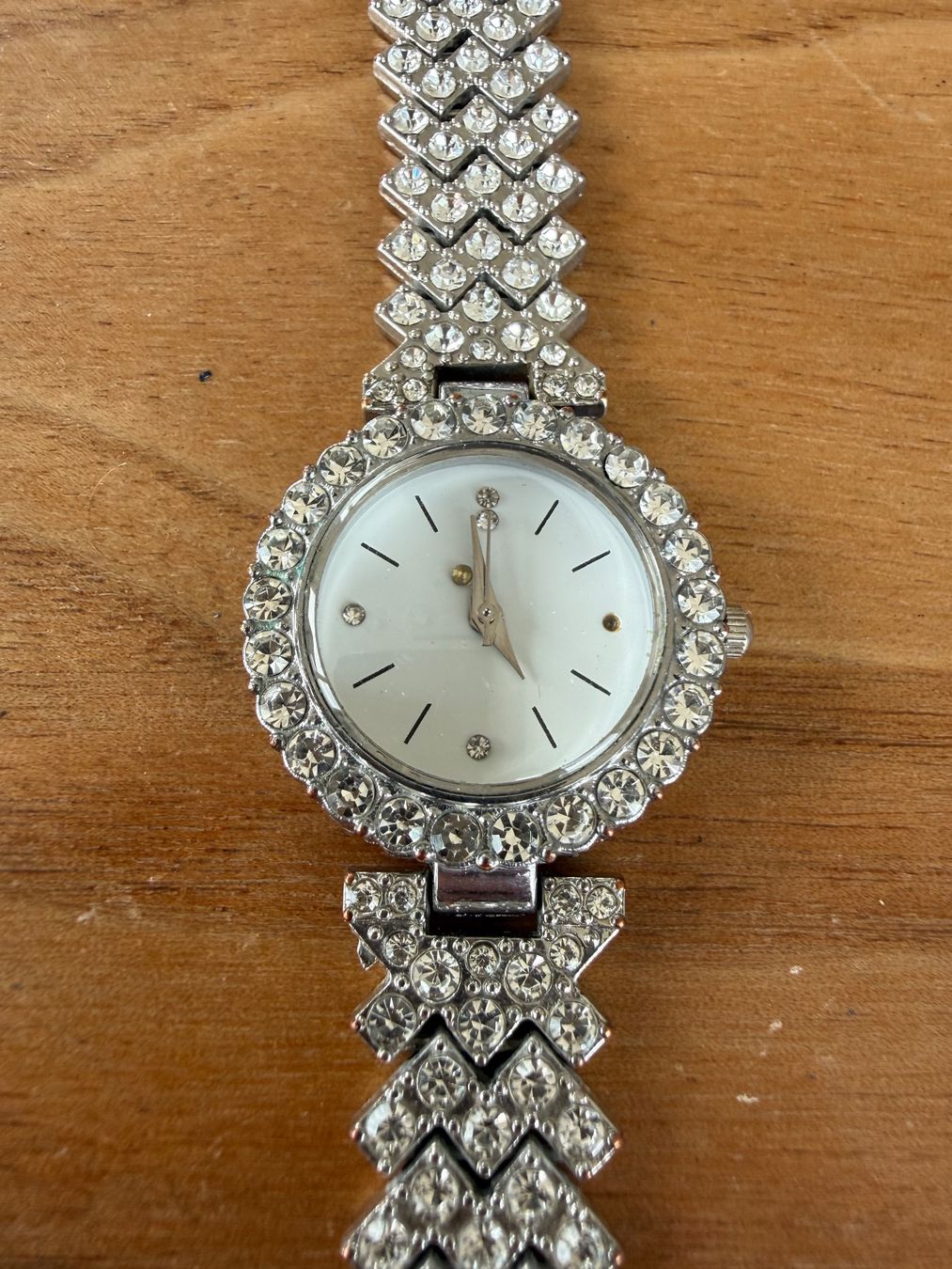 Montres: Armbanduhr mit Strasssteinen – D'occasion à zürich par skychef 1
