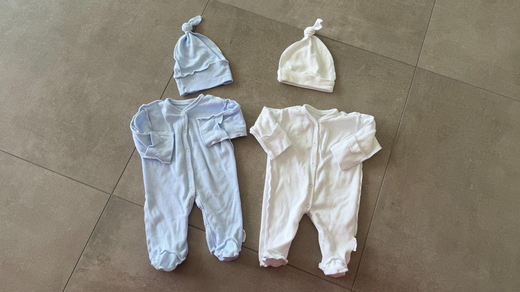 Kleiderpakete & -sets: Bodysuit with hat for newborn – Gebraucht aus Lugano von _tuttifrutti_