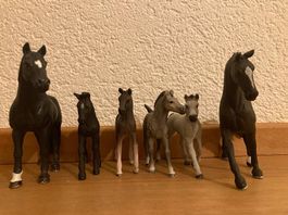 Schleich Pferde dunkel und Fohlen grau