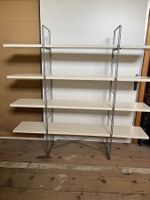 Design-Regal mit Metallrahmen und weissen Ablagen