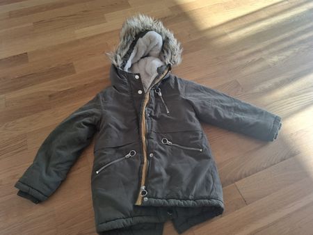 Winterjacke Khaki mit Kapuze, Grösse 116- Warm & Top!