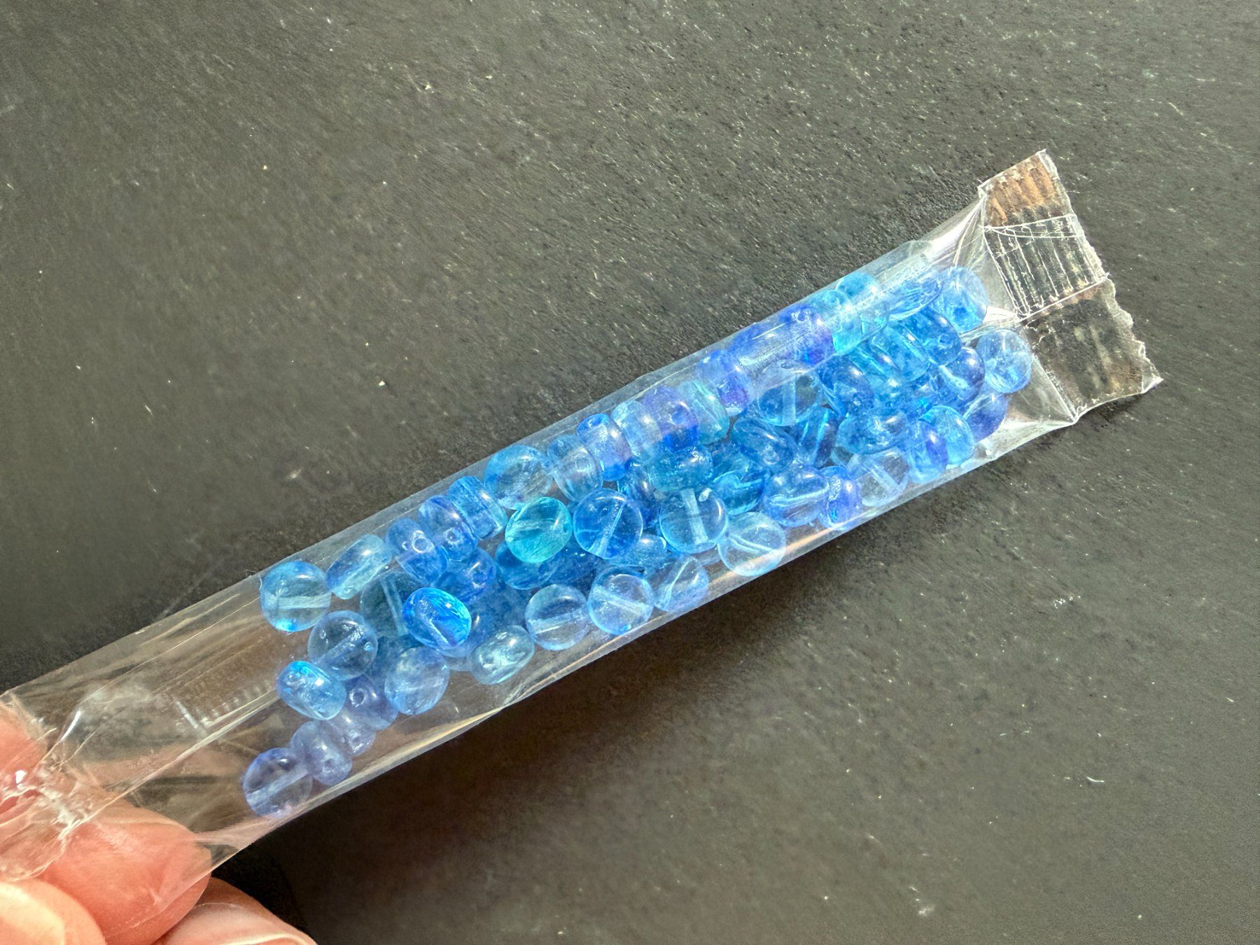 Perle (finte): Uranglas Perlen 5 x 2 mm mit Loch, 1 Pack mit ca. 75 Perlen – Usato da Lützelflüh-Goldb venduto da Elementis
