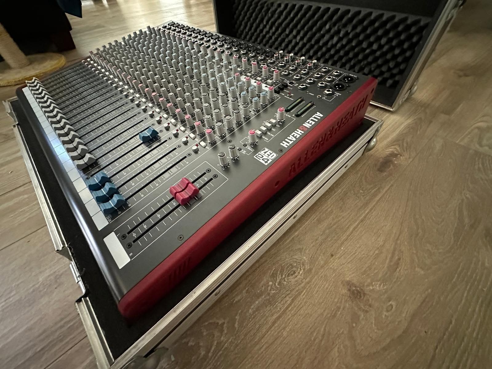Allen & Heath Console di mixaggio: Mixer "Allen & Health ZED24" + custodia – Usato da Contra venduto da SGWalker 1