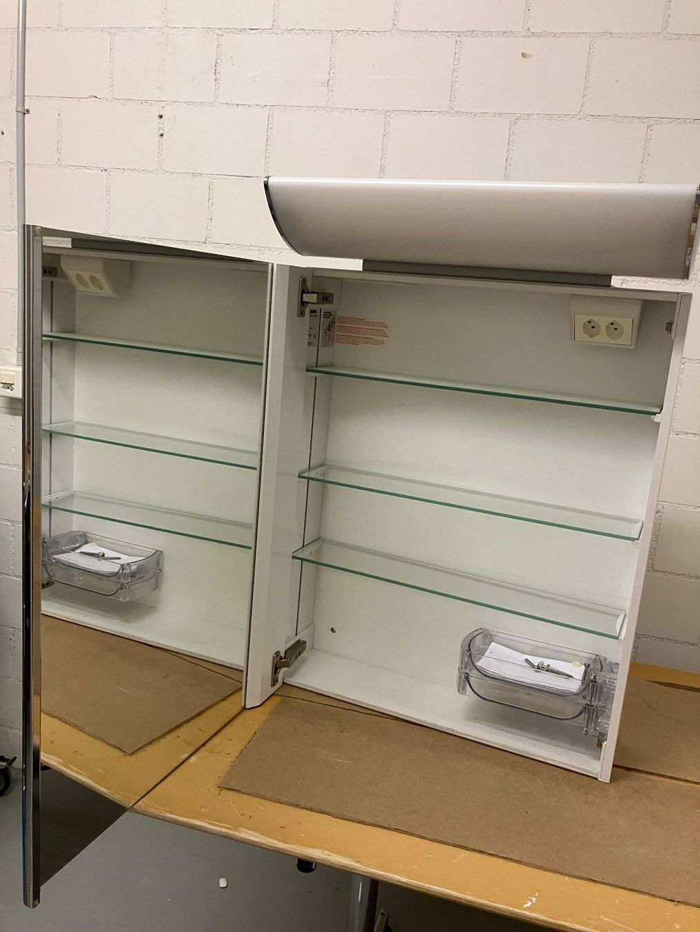 Armadietti a specchio: Spiegelschrank Badezimmer mit Beleuchtung – Usato da Zug venduto da pekarl01 1