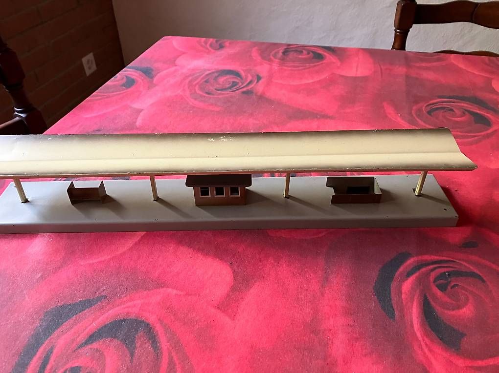 Modellini di ferrovie: antiker Blech Bahnhof inkl. Perron – Usato da Lyss venduto da murgelianer 2