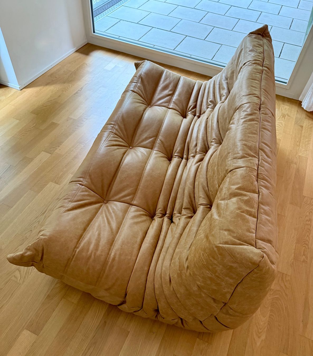 Ligne Roset Divani: 3er Sofa Togo, neu bezogen mit Leder – Nuovo (secondo la descrizione) da Zürich venduto da ERATOMIUM