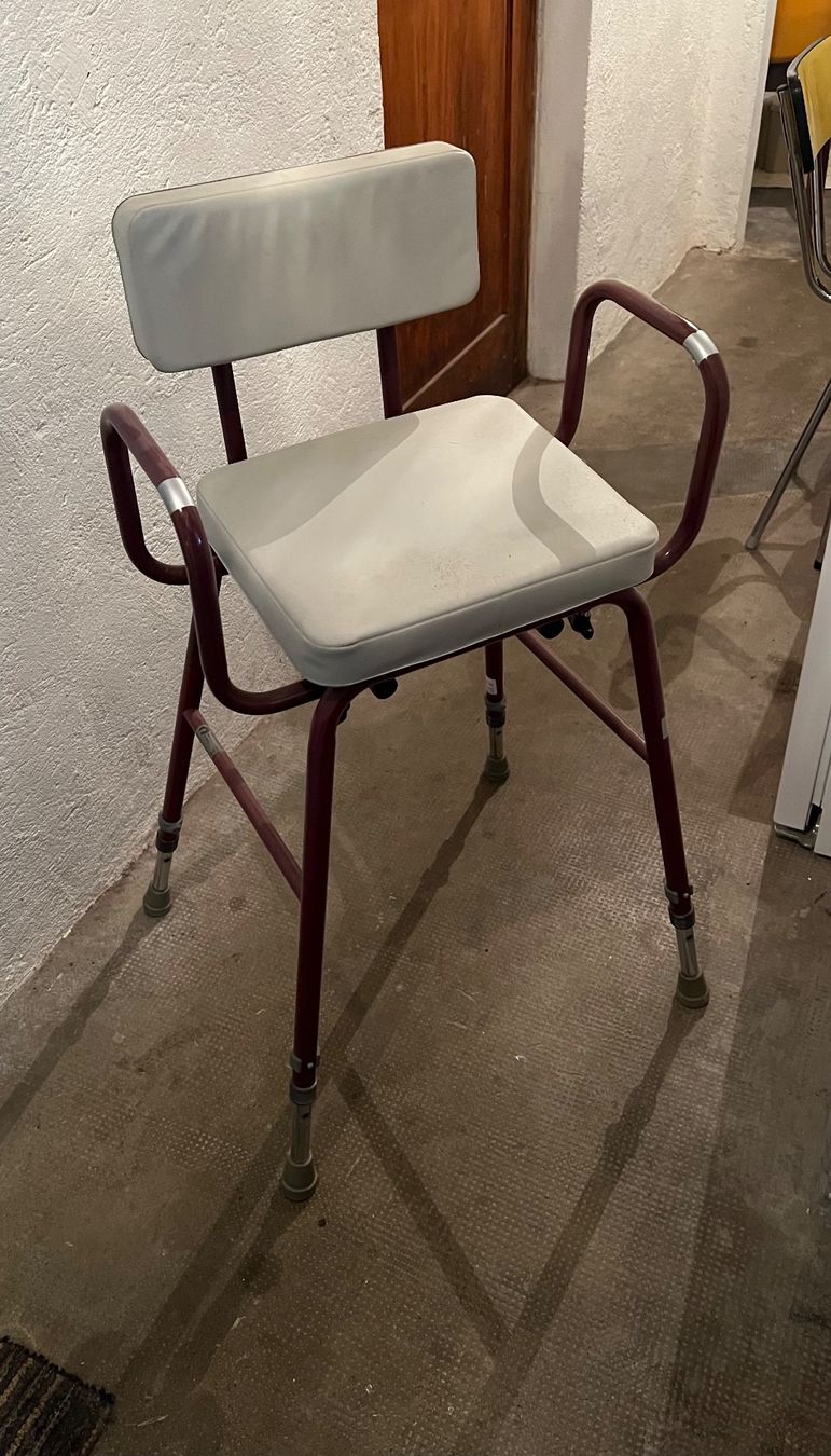 Stühle: Chaise d’appoint médicale – Gebraucht aus Neuchâtel von kat_n6gp