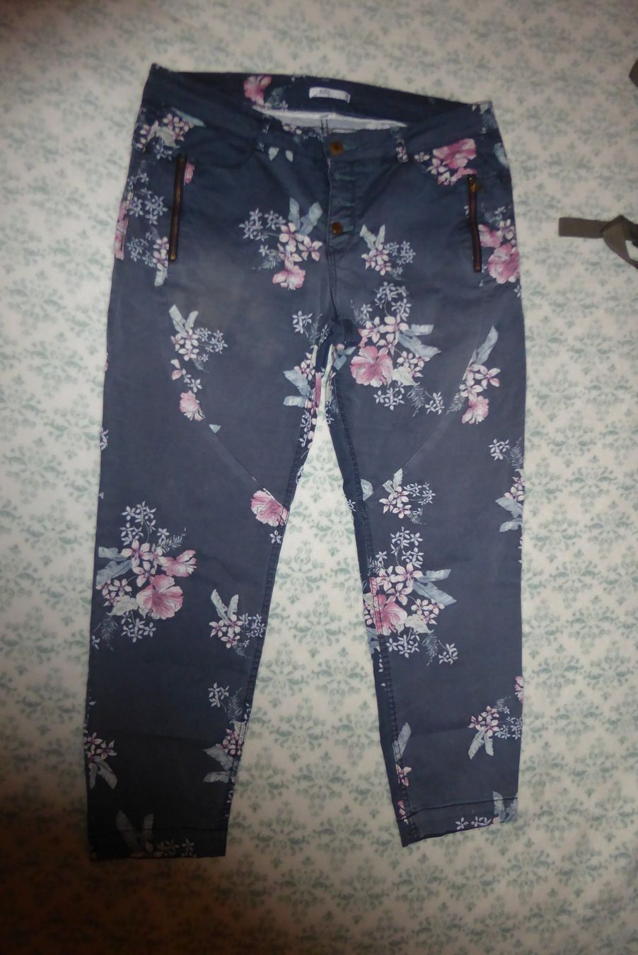 Esprit Hosen: Geblumte Hose Gr 42 edc Bund 44cm. – Gebraucht aus Sargans von Benziner