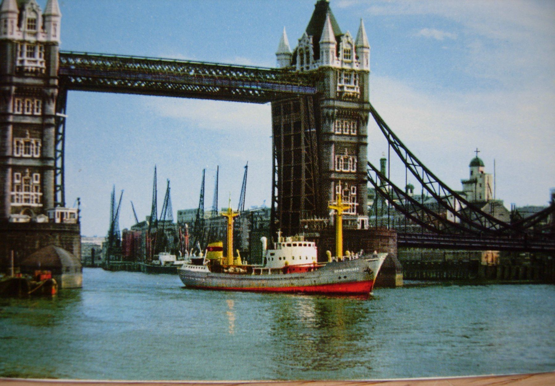 Cartes postales: Ansichtskarte ungelaufen - Tower Bridge London mit Schiff – D'occasion à Dübendorf par rumpumpel 1