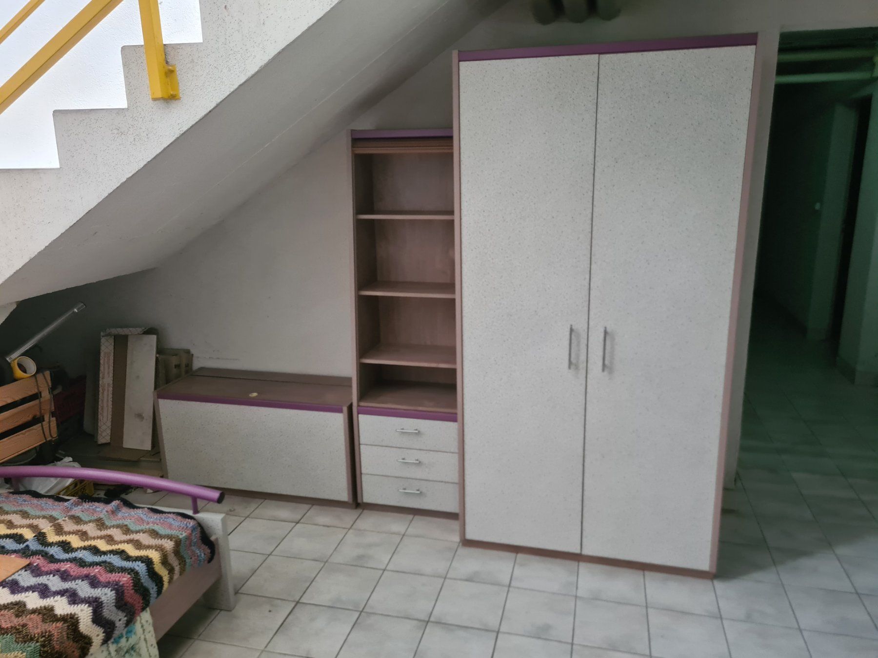 Schränke: Ensemble chambre meuble gris et violet 6 piéces – Gebraucht aus Monthey von 187-zeroo 7