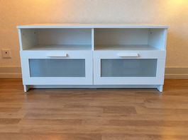 Meuble TV blanc avec rangements et portes vitrées