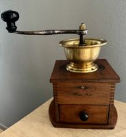 Schöne antike Kaffeemühle