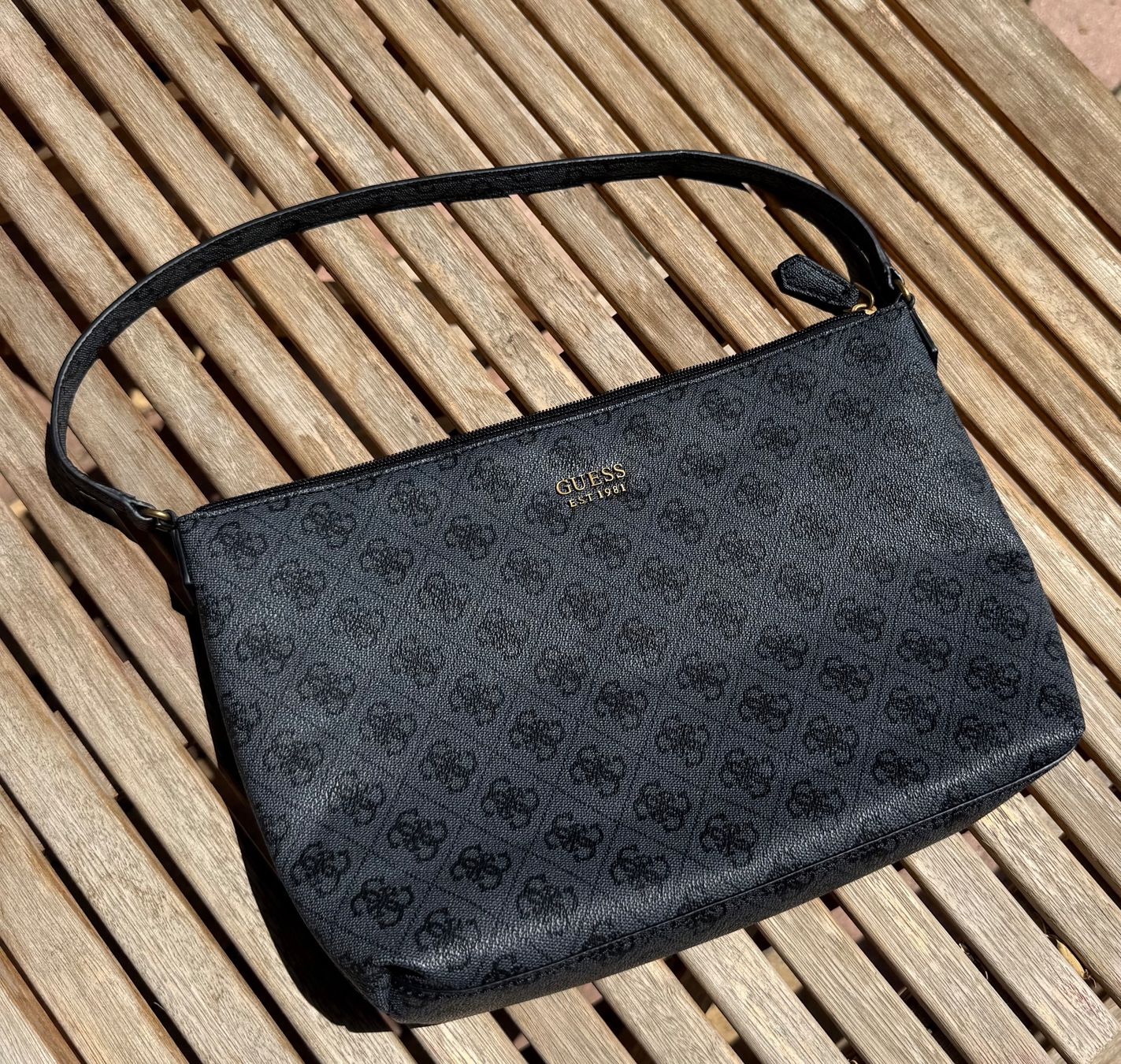 Guess Taschen für Damen: Handtasche Guess - wie neu – Gebraucht aus Zermatt von cacador
