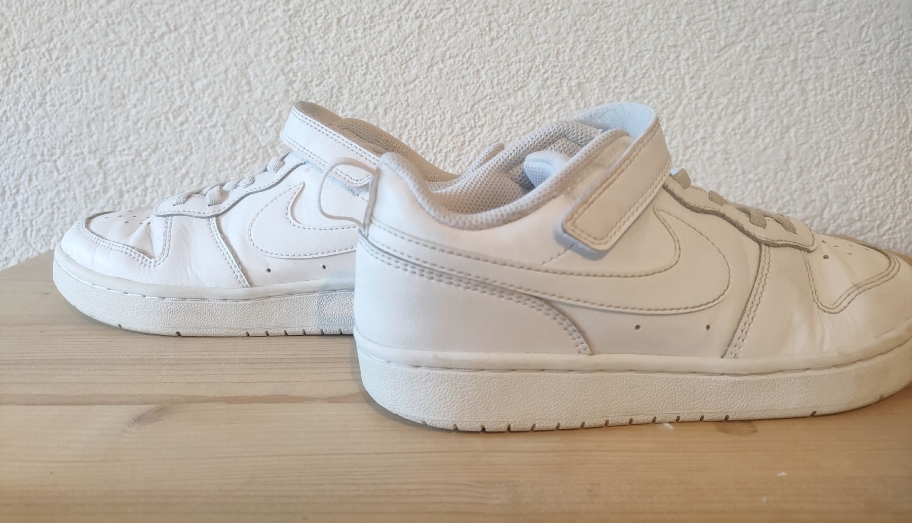 Nike Schuhe für Jungen: Nike Sneaker weiss Grösse 35 – Gebraucht aus Speicher von Indigoblau_3 4