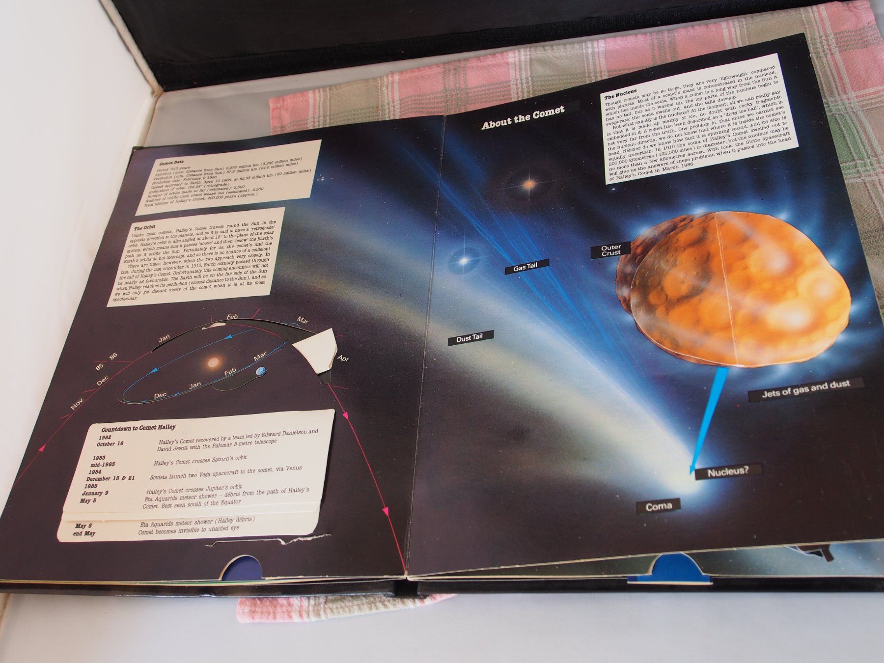 Livres: halley's comet pop-up book patrick moore, heather couper – D'occasion à Ovronnaz par Etagne68 2