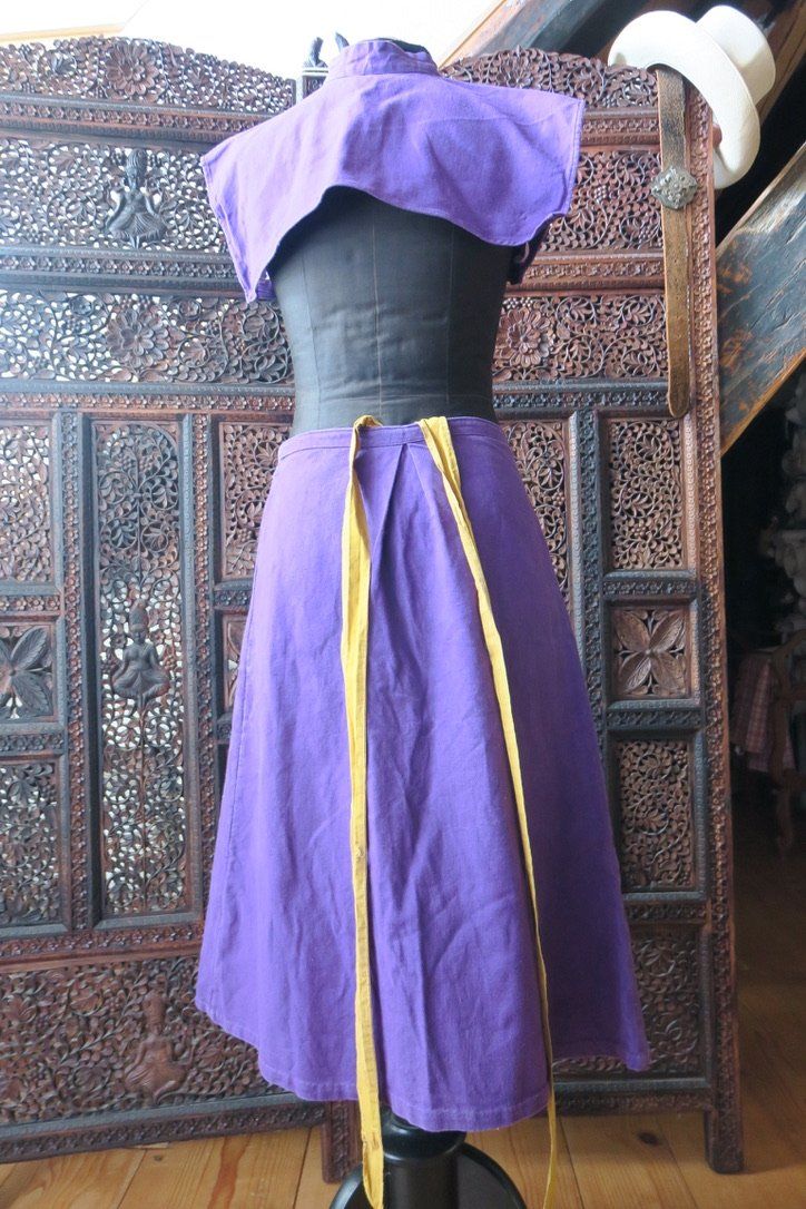 Costumi: Leinenjupe mit Schulterschutz, Jupe antik, Theater oder? – Usato da Schwanden i. E. venduto da luvia01 4