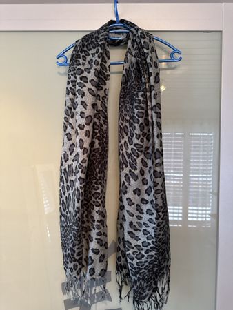 Schöner Schal mit Leopardenmuster für den Herbst!