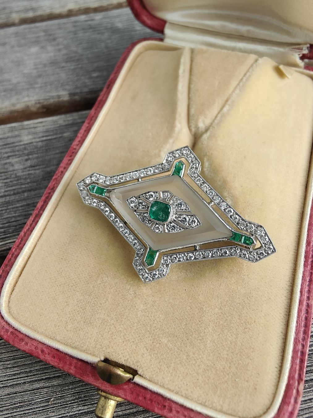 Spille & Fermagli: Antike Art Déco Brosche mit Smaragd & Diamanten – Usato da Schwyz venduto da chopaya 7