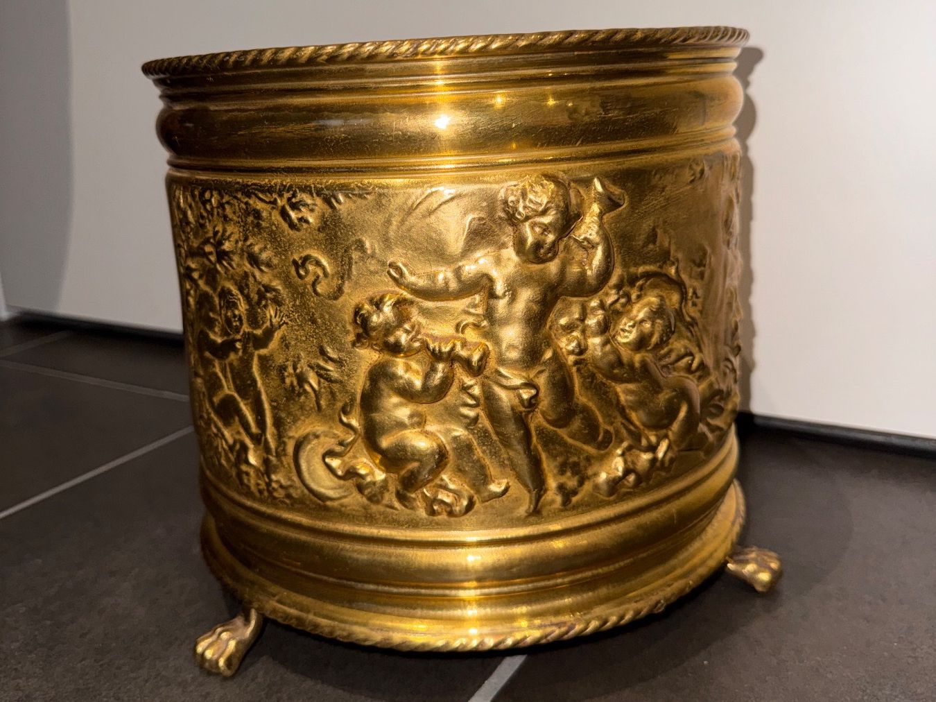Vasi per fiori: Wunderschöner antiker Übertopf Jugendstil Gold Engel – Usato da Rothrist venduto da Fondgruebe 1