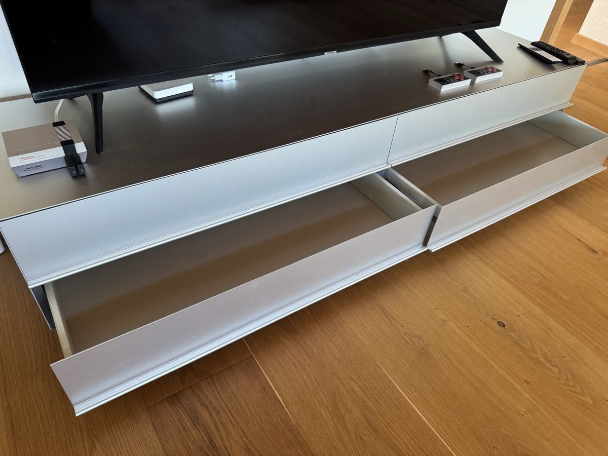 Team By Wellis Mobili TV: Sideboard Team by Wellis Aluminium  – Usato da Zuchwil venduto da Bluejay79 2