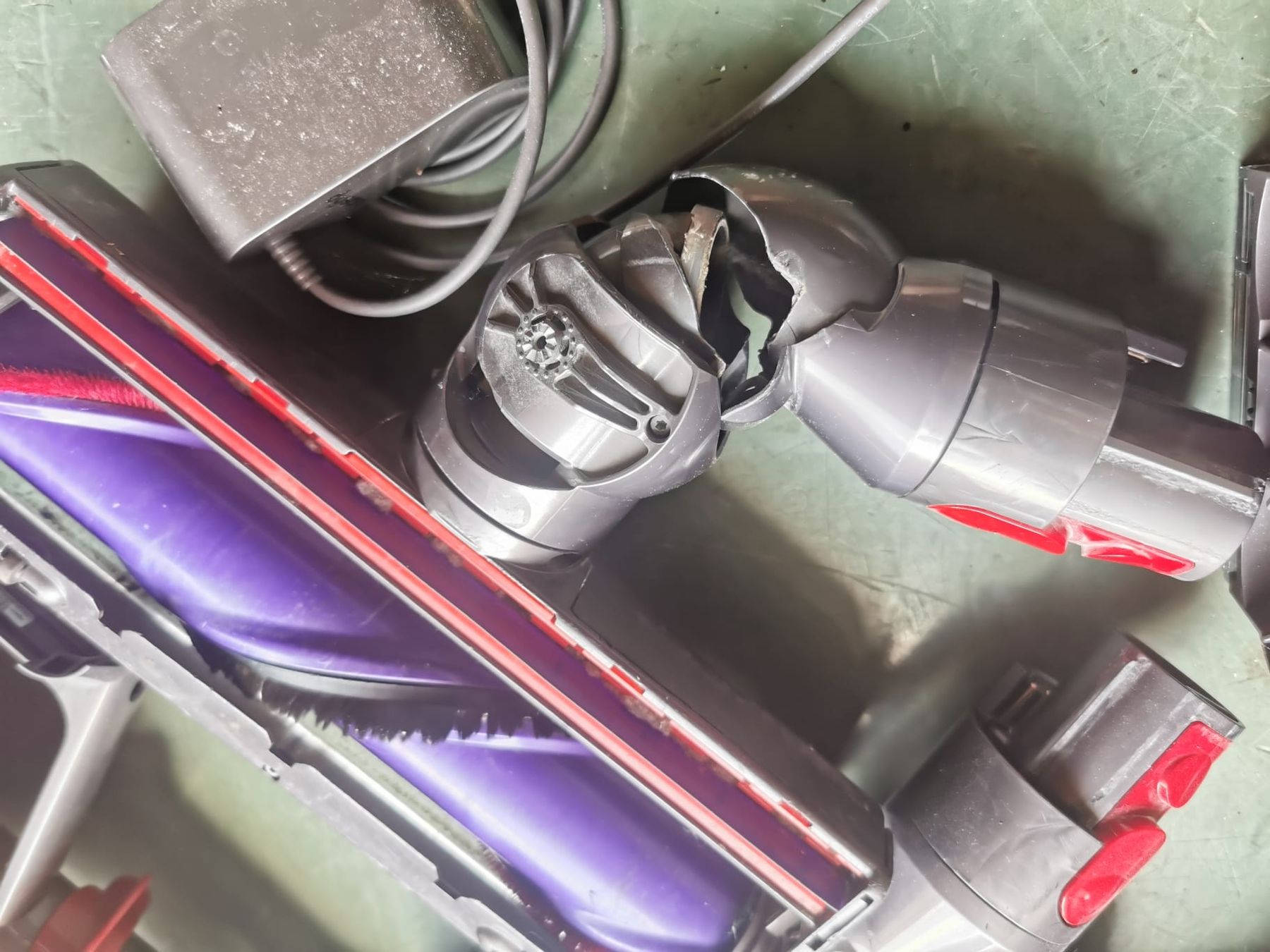 Dyson Staubsauger & Zubehör: Dyson V10 defekt (Ersatzteile) – Defekt aus Auswil von Aragami7 1