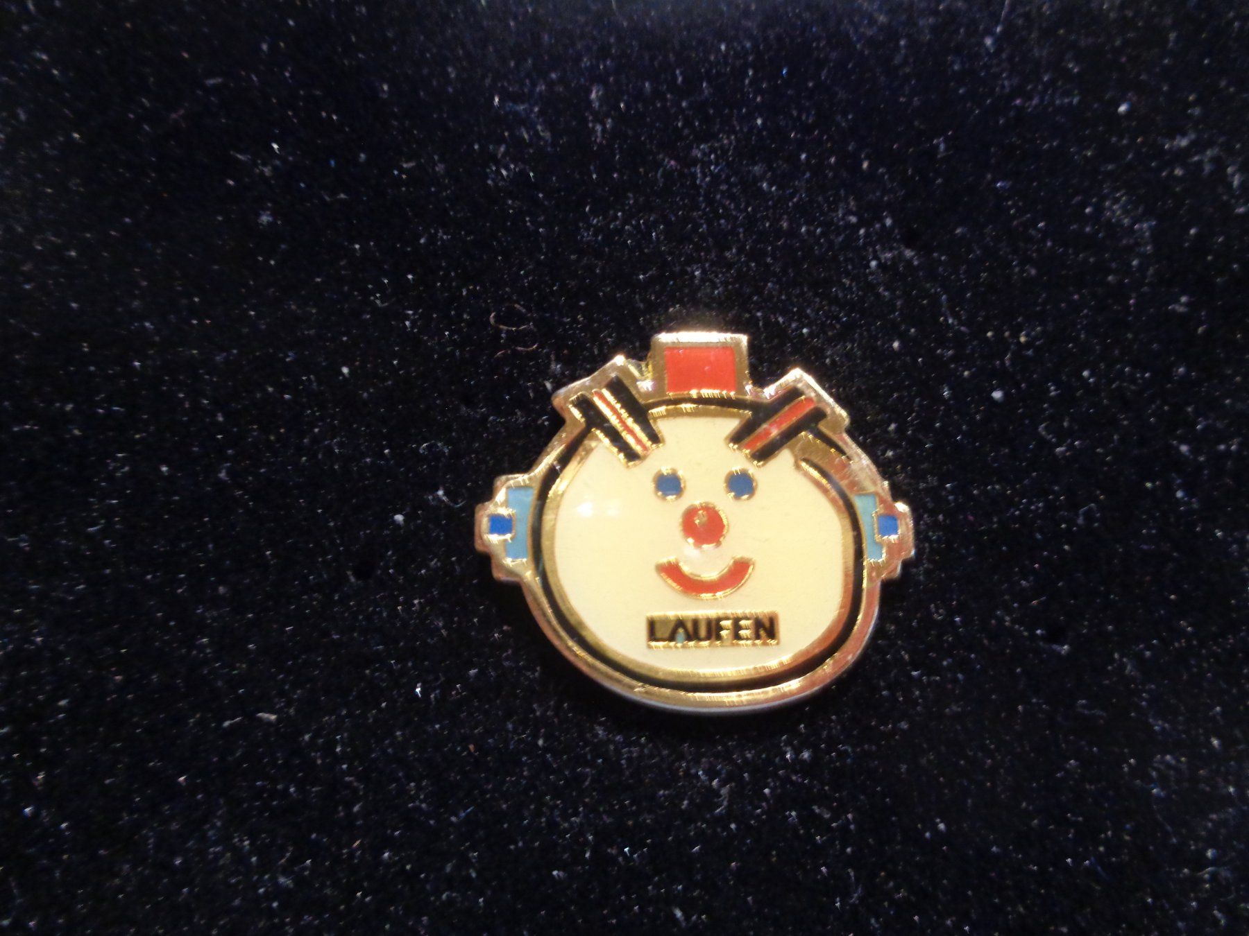 Placchette & Badge: Pin Laufen – Usato da Birsfelden venduto da Albatros55