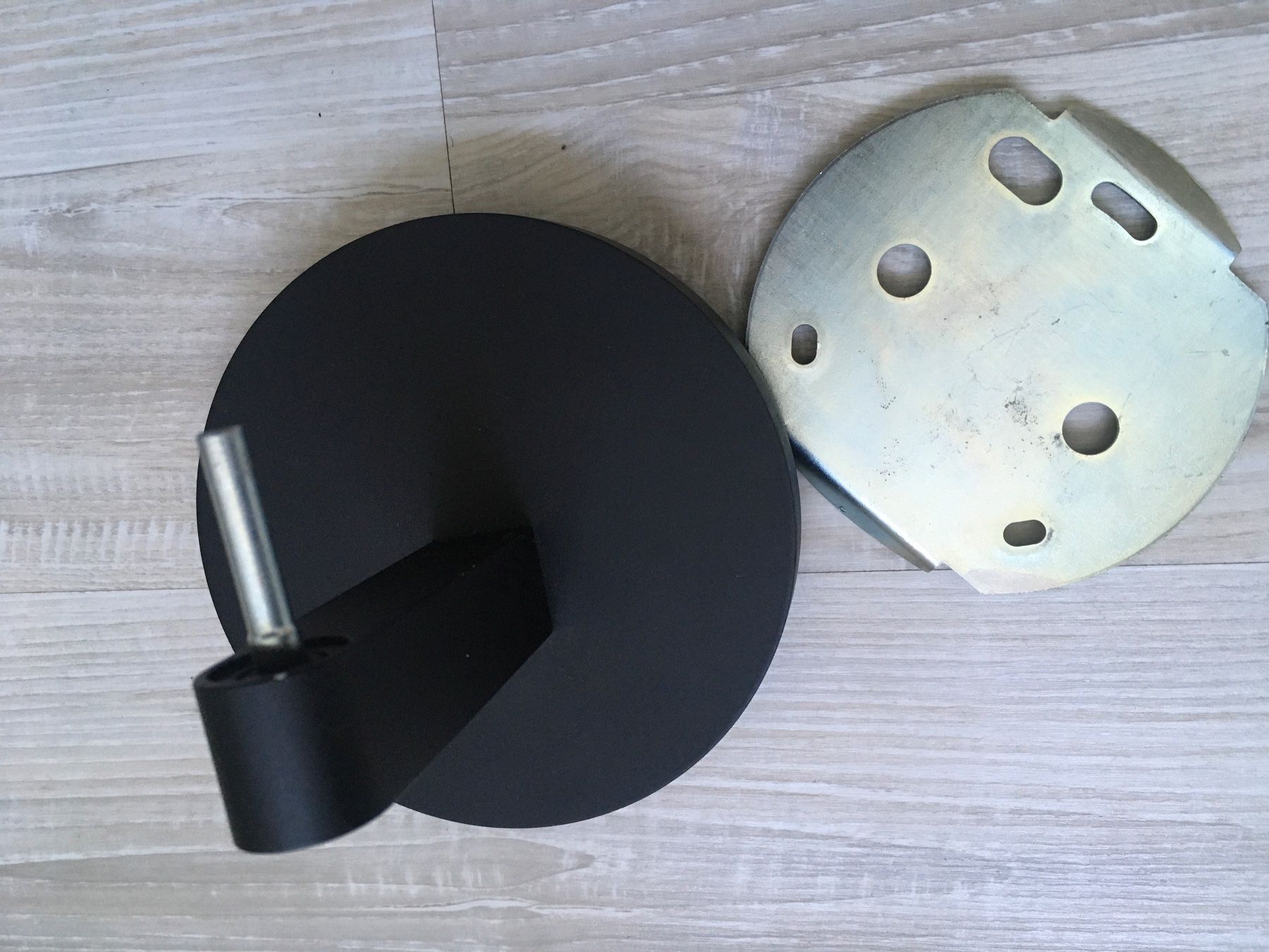 Supporti a parete: Artemide Wandhalter aus Metall – Usato da Freienwil venduto da Hubi030 2