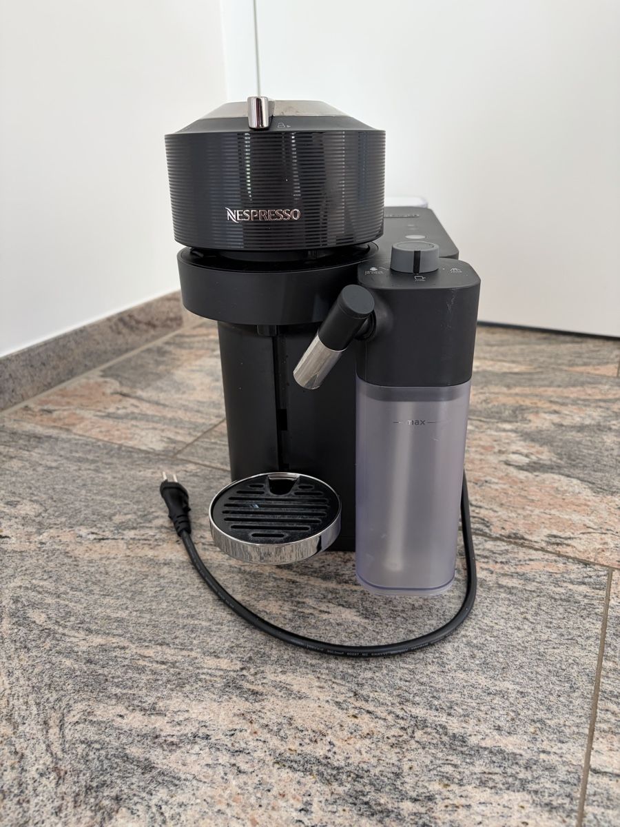 Nespresso Macchine per caffè & Macchine per espresso: Nespresso VERTUO LATTISSIMA MATTE BLACK – Usato da Hochdorf venduto da joelk_628