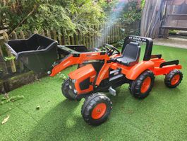 Trettraktor Kubota mit Anhänger und Frontlader
