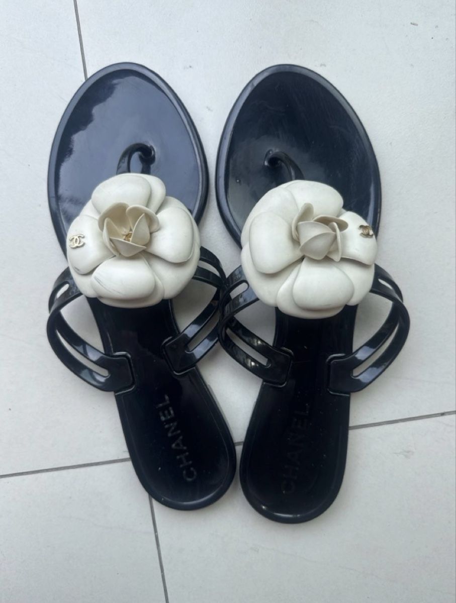 Chanel Scarpe da donna: Chanel Flip Flops Camelia Black Size 38 – Usato da Au ZH venduto da gad_r9b6