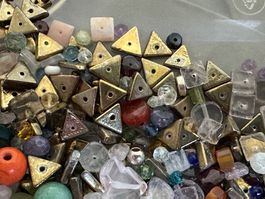 200 St.Einmalige Gelegenheit  bunte Mischung PERLEN & Steine