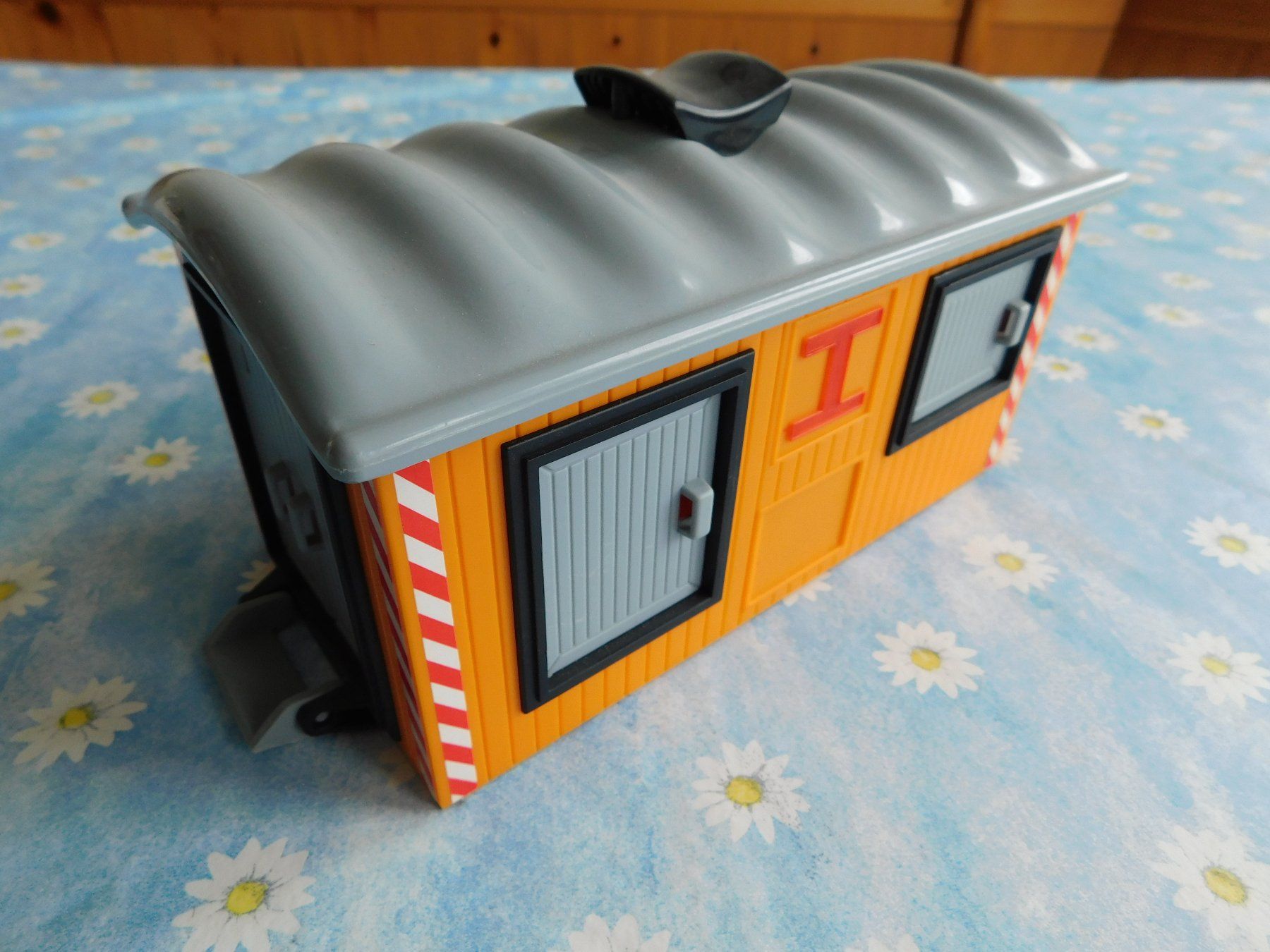 Spielzeuge: Spiel Baubaracke, Haus, Container Länge ca. 18.5 cm – Gebraucht aus Strengelbach von Wedi73 6