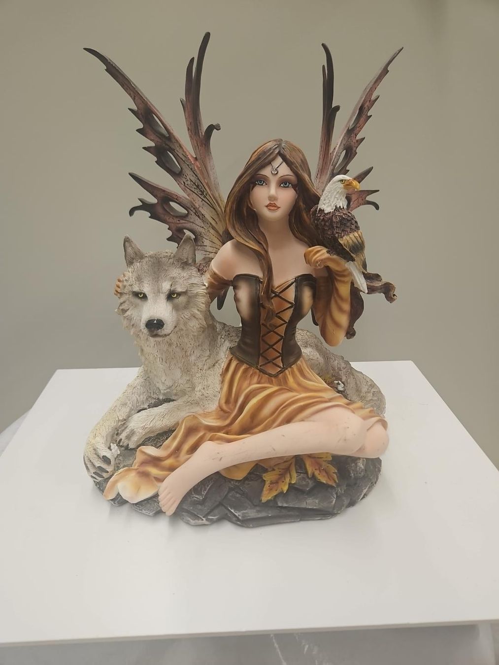 Statuette: Fee mit Wolf u d Seeadler 33 x30cm – Nuovo (secondo la descrizione) da Dielsdorf venduto da Kenan997
