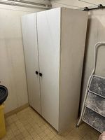 Armoire avec penderie