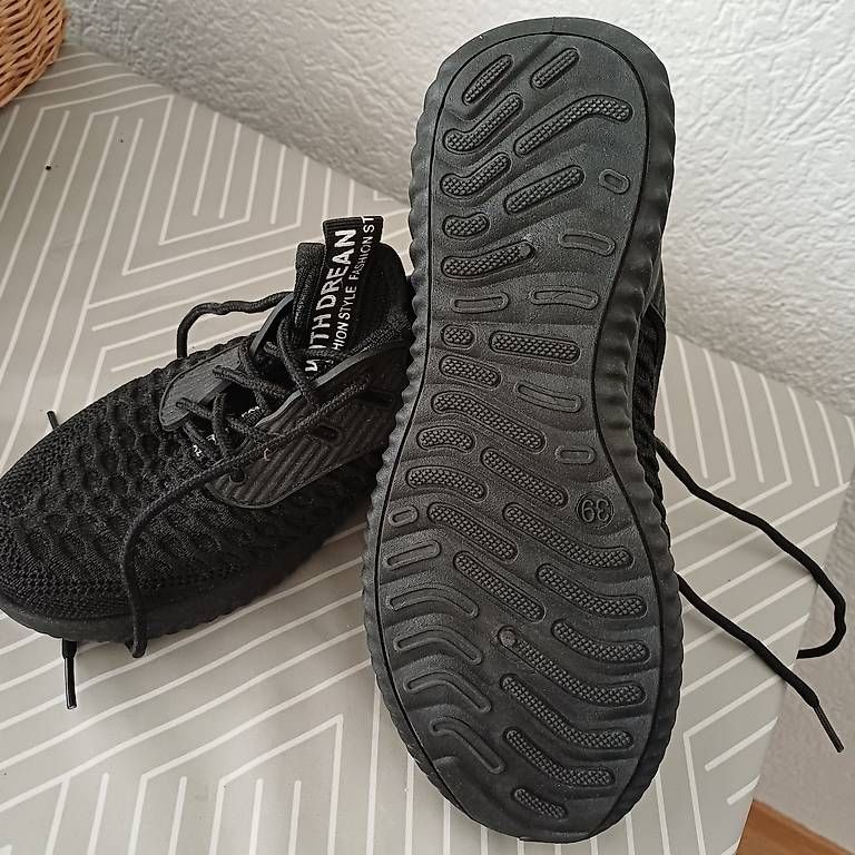 Damenschuhe: Neuer leichter Schuh – Neu und originalverpackt aus Chur von Frau-Bunt 1