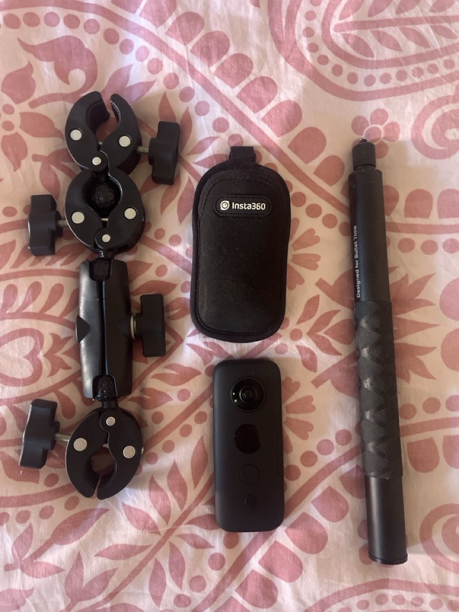 Insta360 Videocamere: Caméra insta 360x one + perche et support perche – Usato da Prilly venduto da mau_p6b8 1