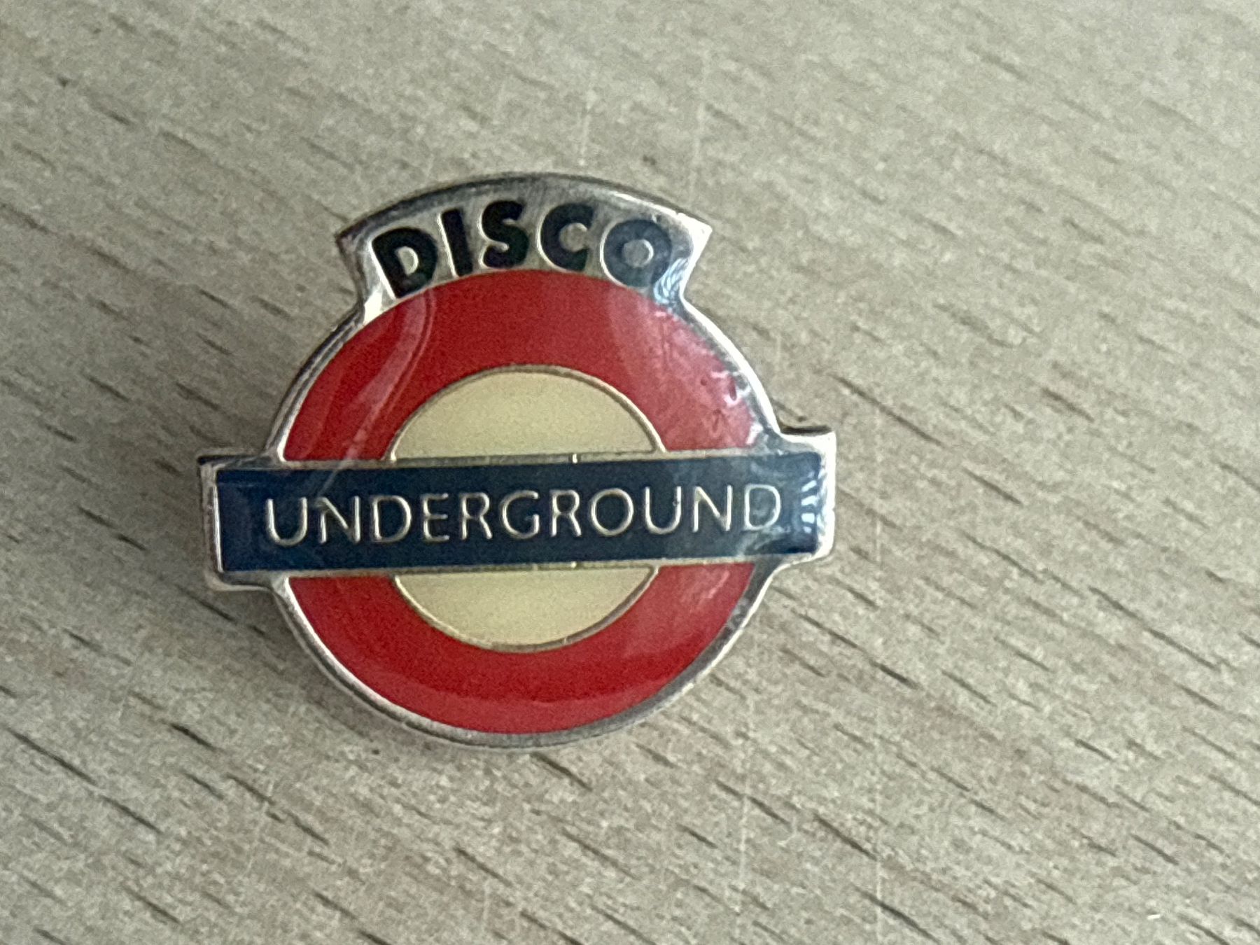 Plaketten & Abzeichen: Pin Disco Underground – Gebraucht aus Glattbrugg von Schweigmatt