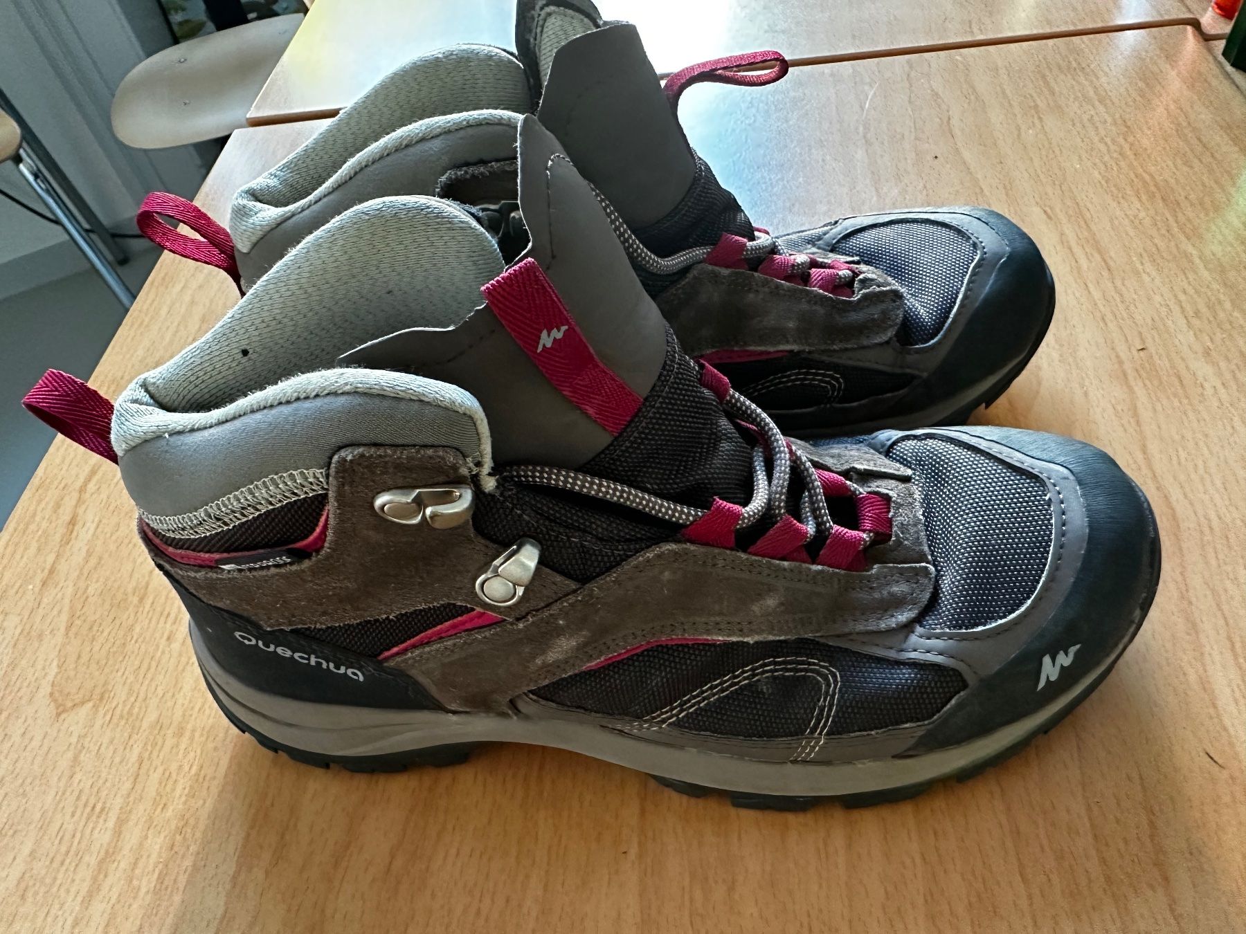Scarpe da donna: Queschua Wanderschuhe, Einlegesohlenlänge 25cm – Usato da Au ZH venduto da fortschreiter