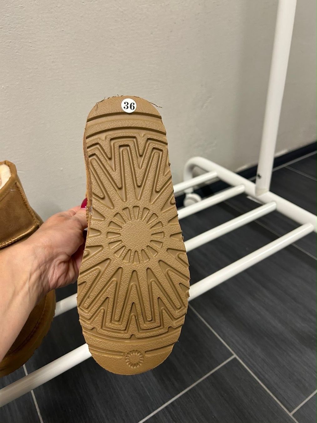 Scarpe per ragazze: Lammfellschuhe ungetragen – Nuovo (secondo la descrizione) da St. Margrethen SG venduto da Buco1981 1
