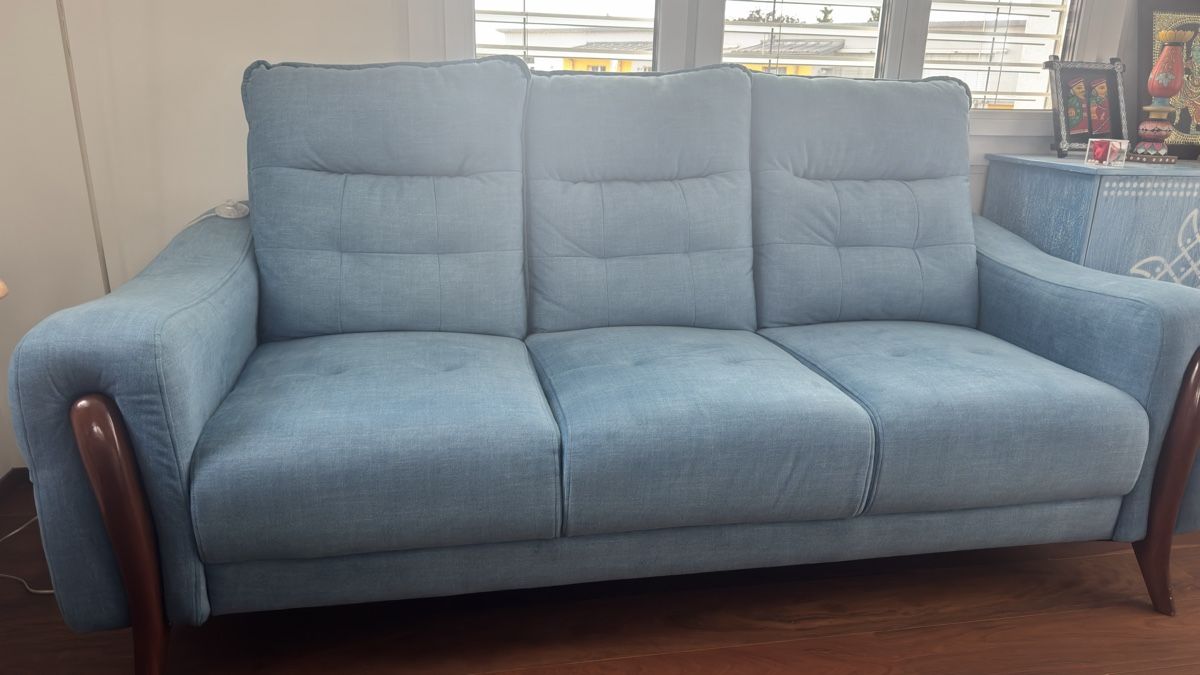 Divani: Elegant Three Seater Sofa - Stylish, Light Blue Fabric – Usato da Dübendorf venduto da and_hr7t 2