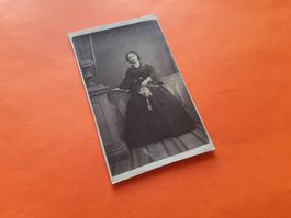 SCHWIIZER FRAU DAZUMAL - JEUNE NOBLE - VICTORIENNE - GENEVE