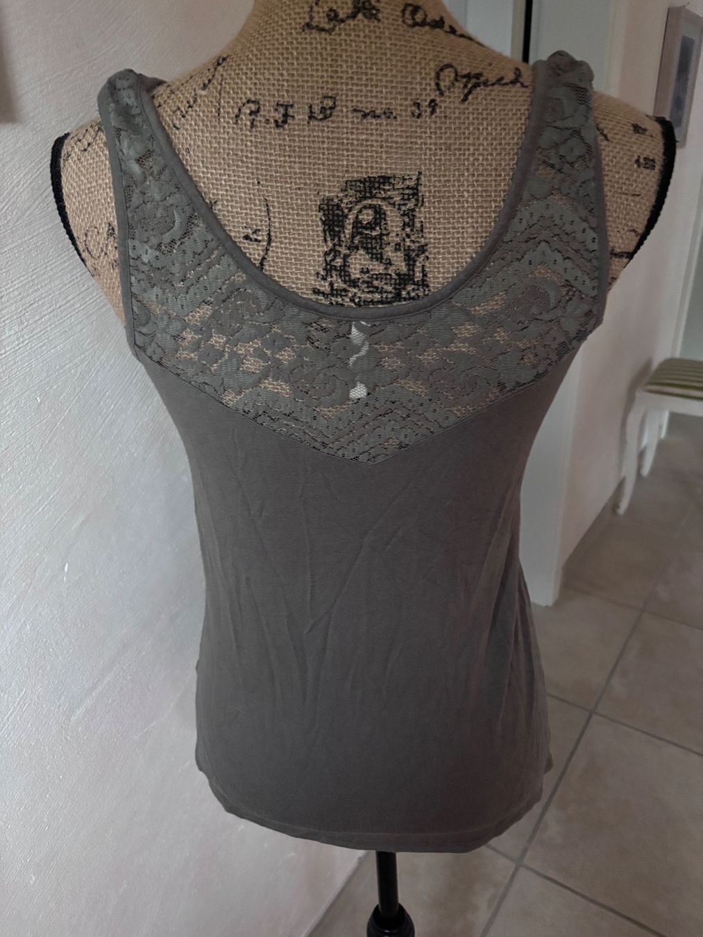 Top: Top mit Spitzen oliv M – Usato da Balsthal venduto da Uroby 2