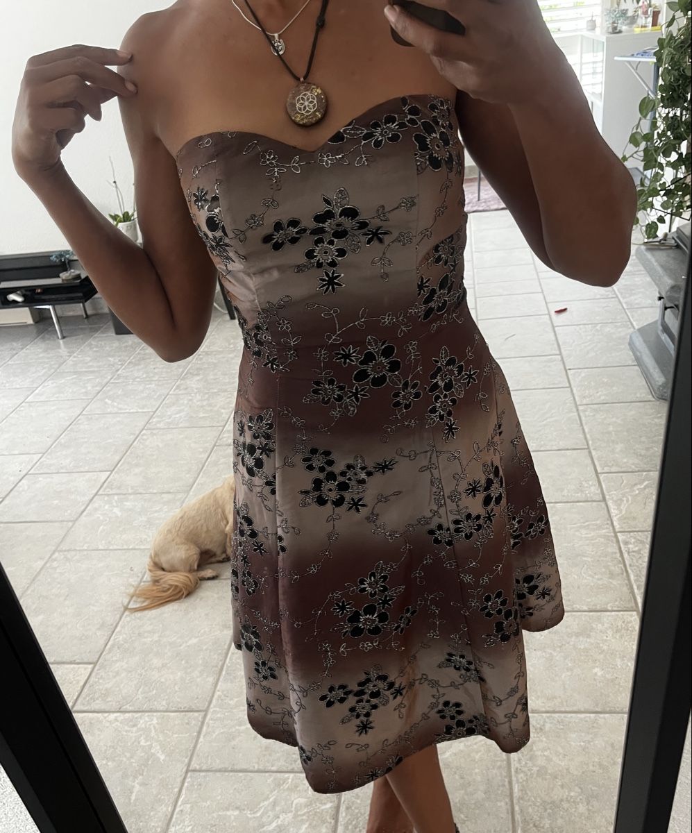 Robes: Ballkleid mit edlem Blumenmuster – D'occasion à Uetikon am See par wol_6bxx 1