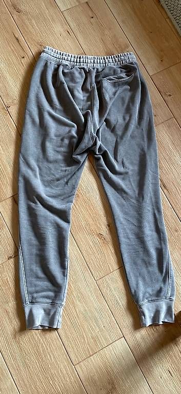 Reebok Pantaloni: Reebok Trainerhosen Grösse M – Usato da Iffwil venduto da kuh_nj9w 4
