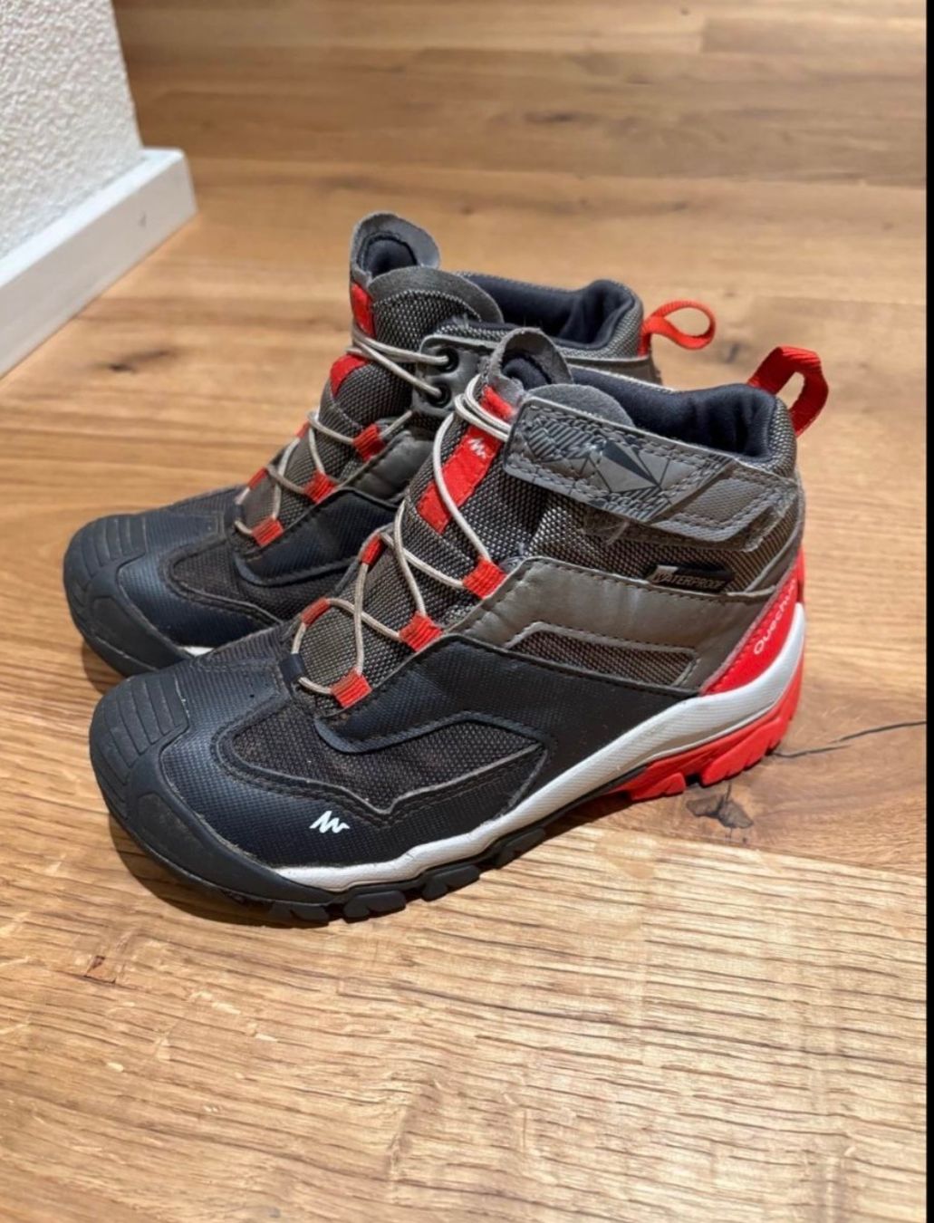 Decathlon Scarpe per ragazzi: Kinder Wanderschuhe, Gr. 30, Quechua, anthrazit rot, neuwert – Usato da Birrhard venduto da kristiii
