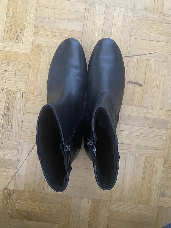 Scarpe da donna: Schwarze Leder-Stiefelletten – Usato da Laufen venduto da Looc_ 1