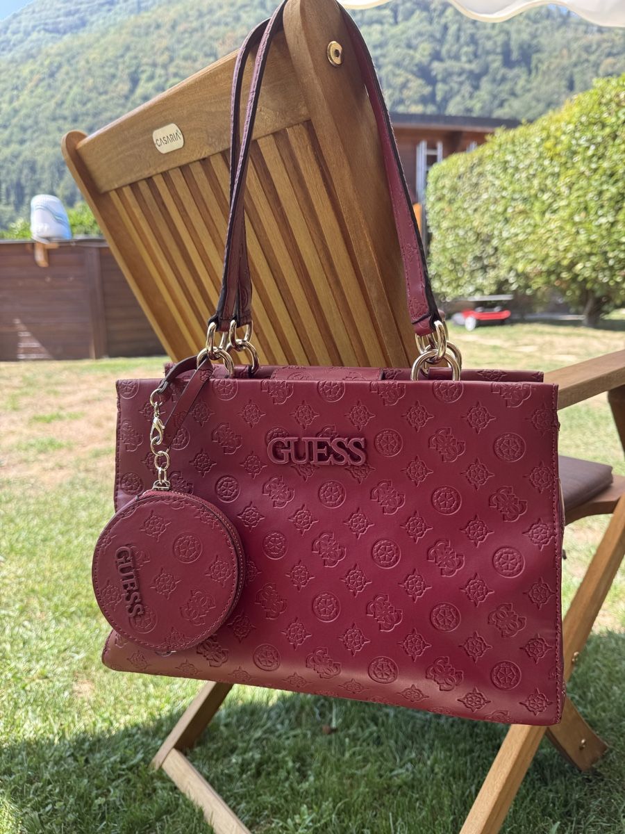 Guess Sacs femmes: Sac à main Guess Bordeaux – D'occasion à MASSONGEX par Luluone