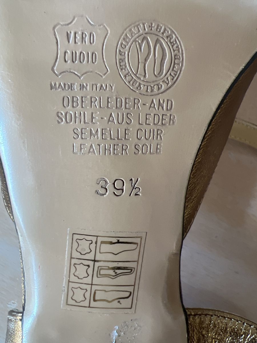 Scarpe da donna: 1 paire de chaussures taille 39.5 couleur bronze neuves cuir – Nuovo (secondo la descrizione) da Charmey (Gruyère) venduto da Rolando6 2