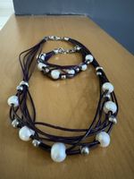 Schönes Schmuckset mit lila Bändern und Perlen