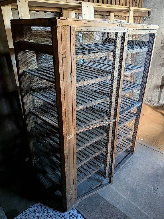 Scaffali: Armoire à vin / étagère vintage  – Usato da Vevey venduto da Pigeon